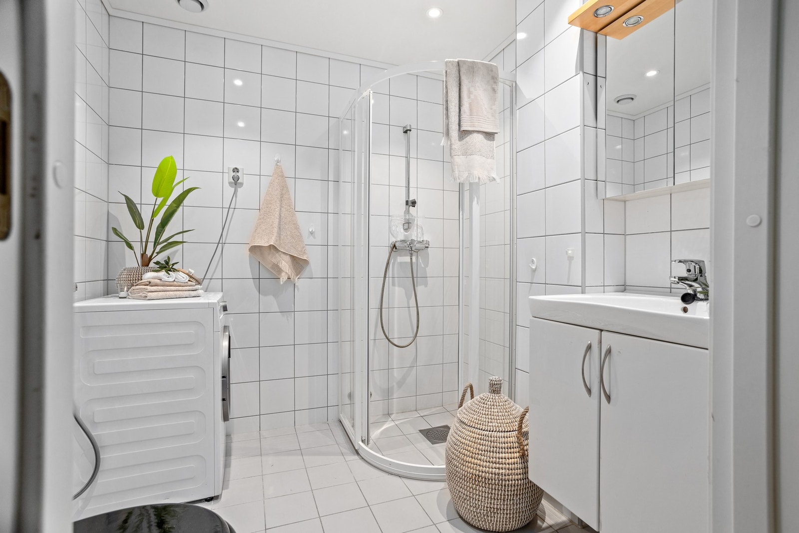 Bad/vaskerom - 4,5 kvm. Utstyrt med servantskap, dusj, toalett og opplegg for vaskemaskin Galleribilde