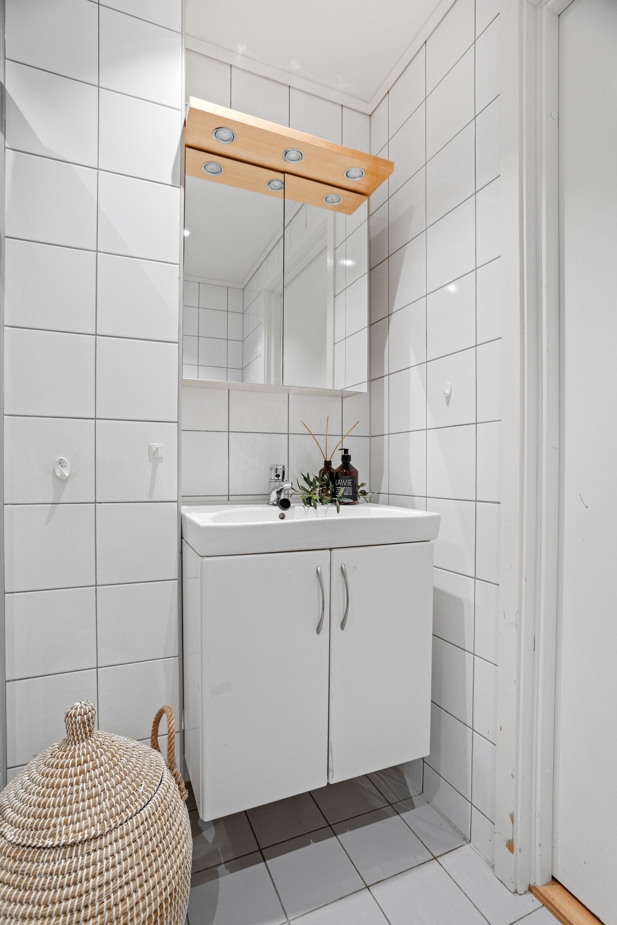 Flislagte overflater, gulvvarme og downlights. Galleribilde