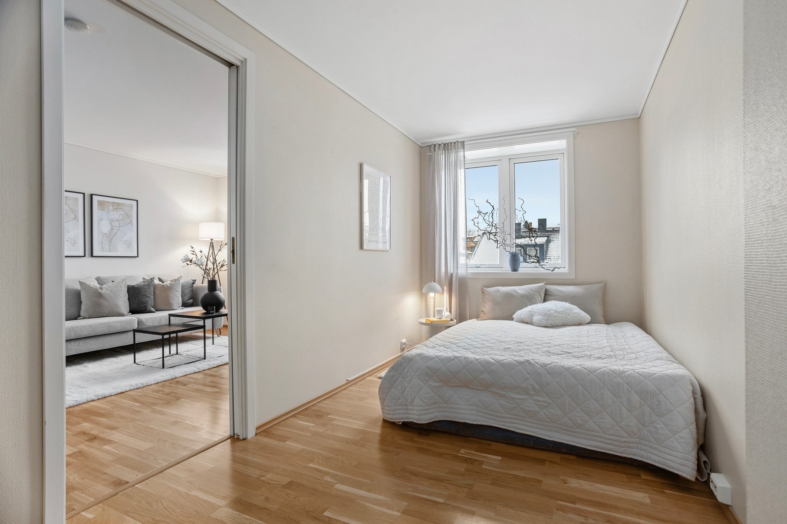 Fra stuen er det dør til soverom på 11,5 kvm. Galleribilde