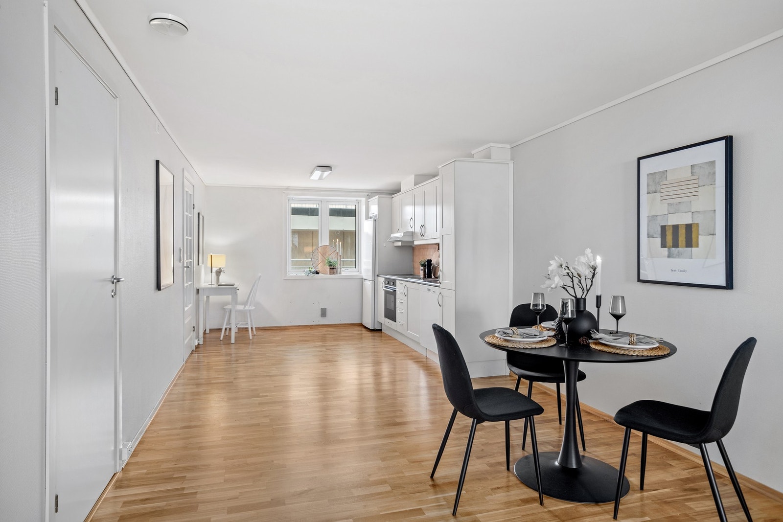 Trivelig leilighet med lyse overflater. Det ble lagt nytt gulv på stue og kjøkken i 2021! Galleribilde