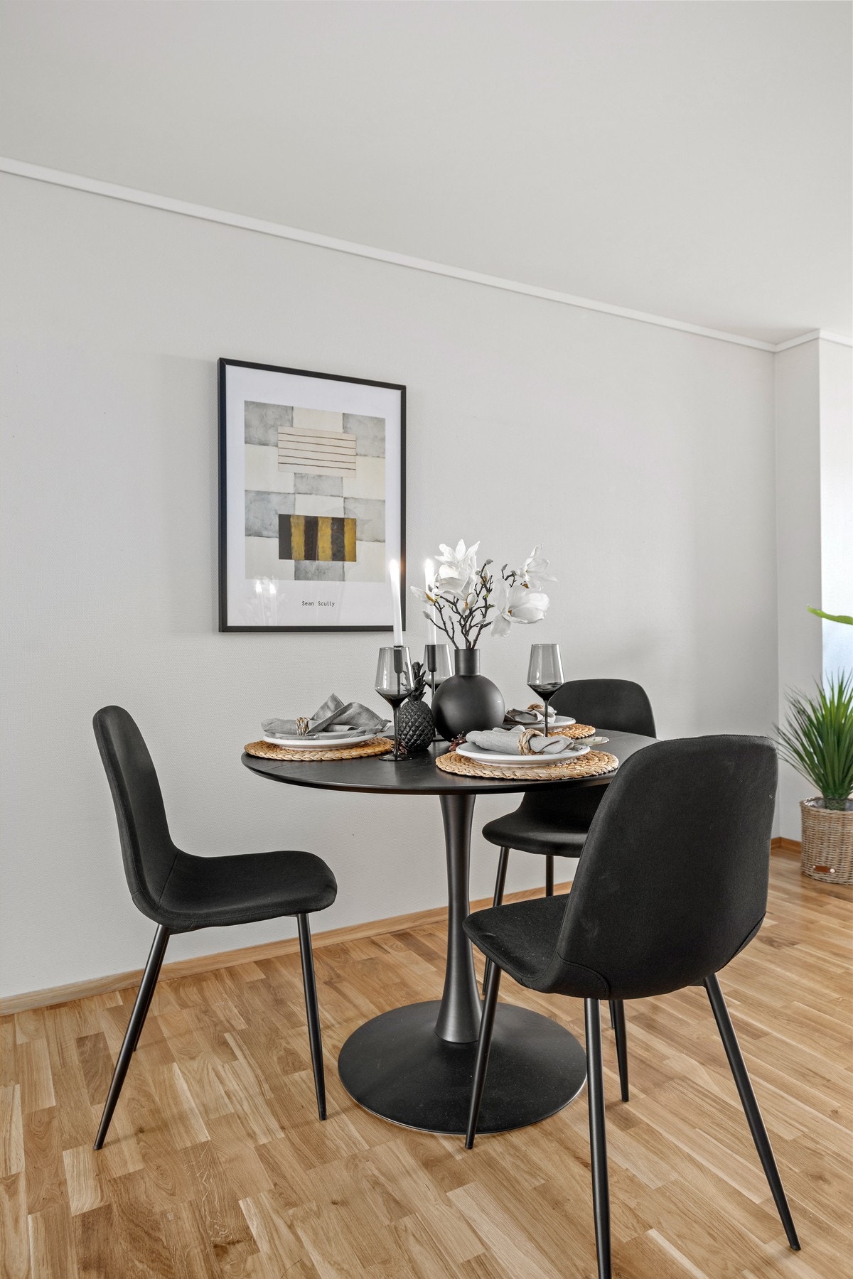 Spisebord plassert i den naturlige overgangen mellom stue og kjøkken Galleribilde