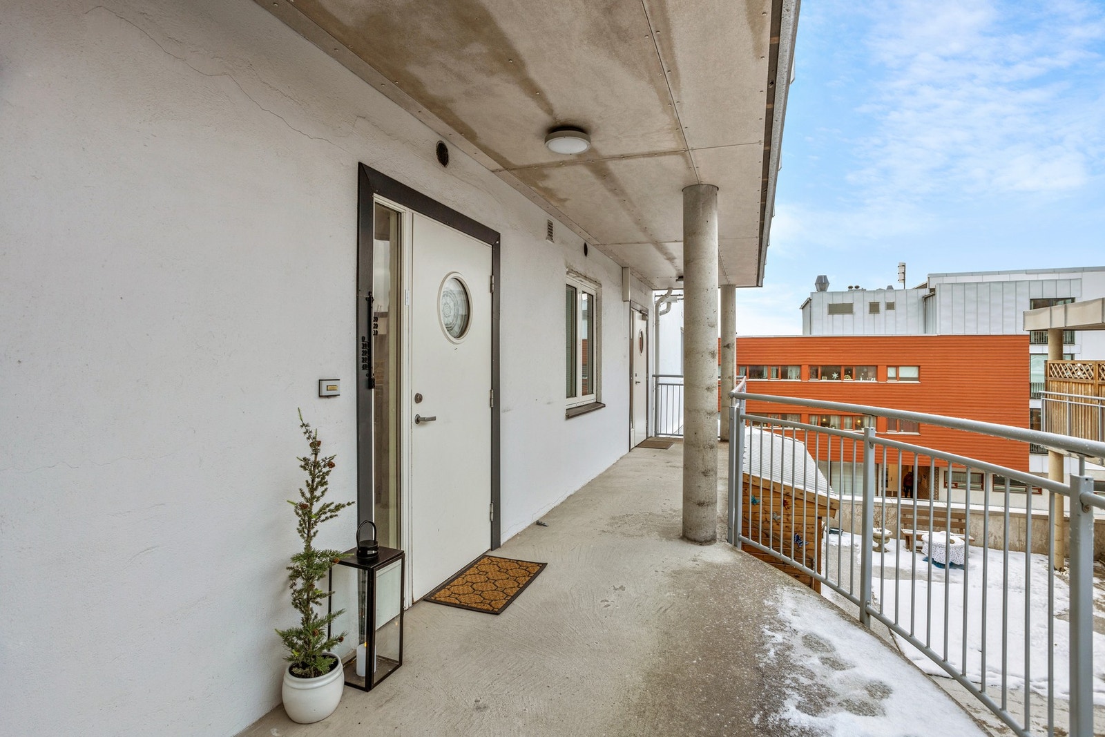 Inngangsparti med utsikt til utvendig fellesareal Galleribilde