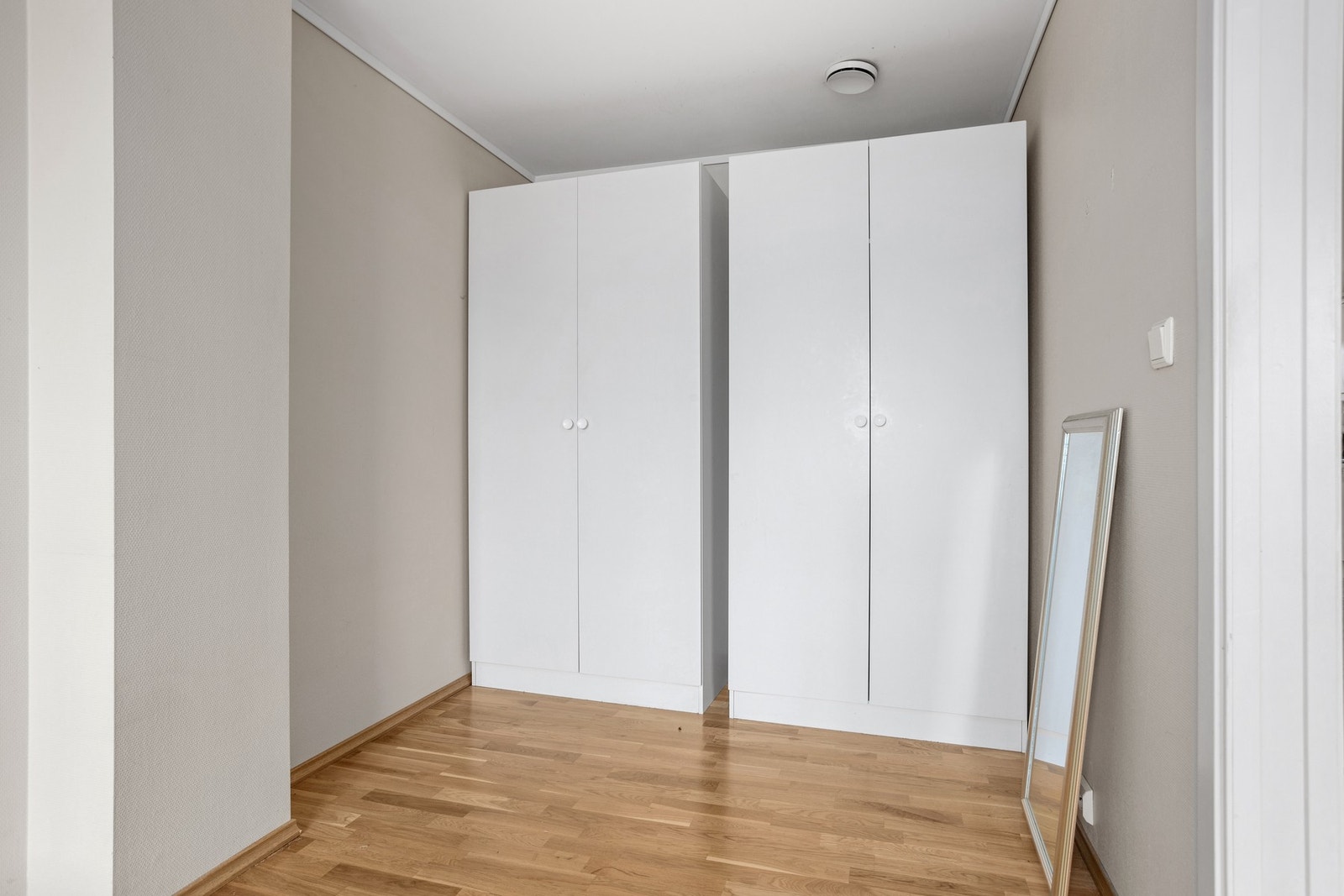 Det er god plass til garderobeløsning på soverommet Galleribilde