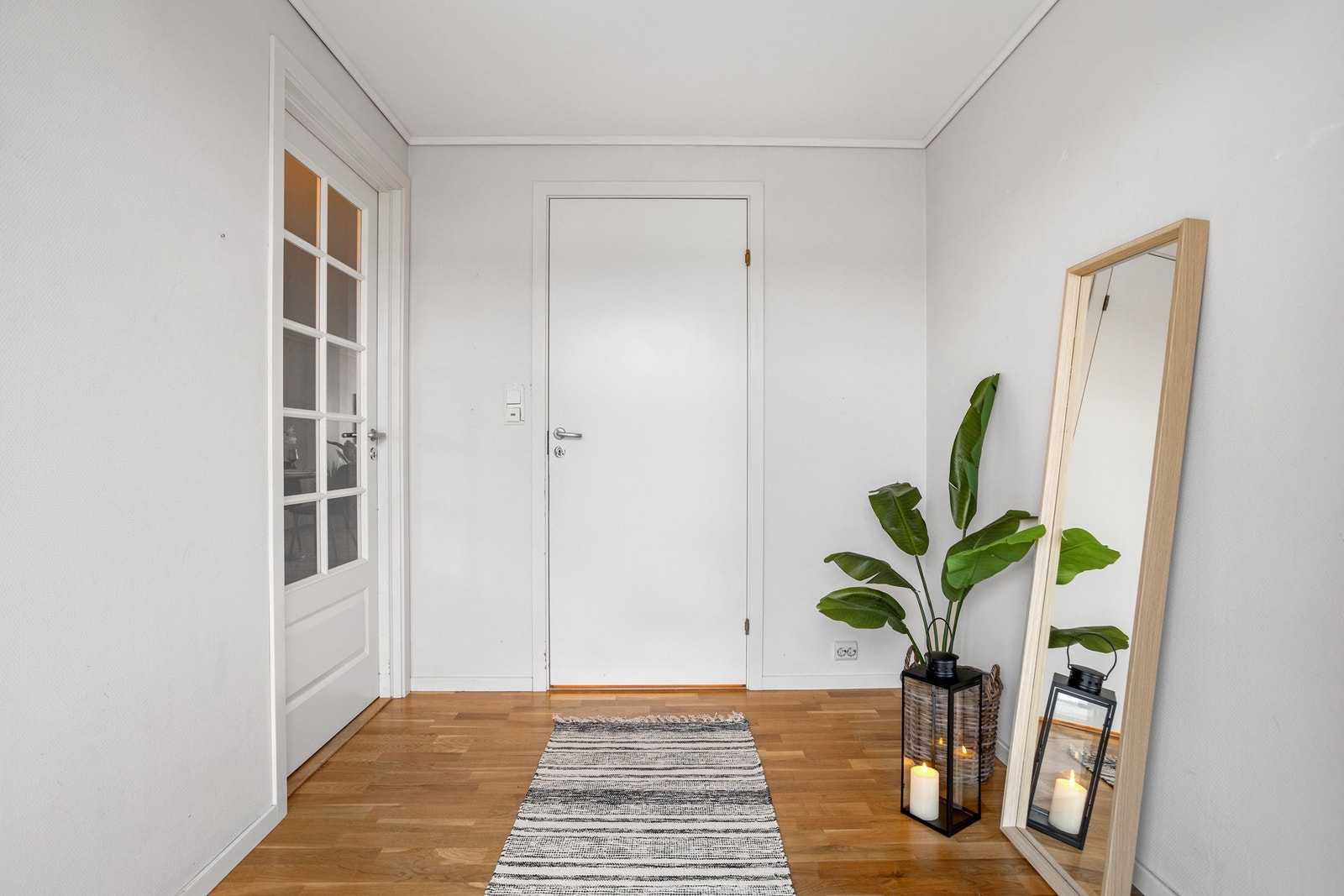 Entré - ca 5 kvm. Galleribilde