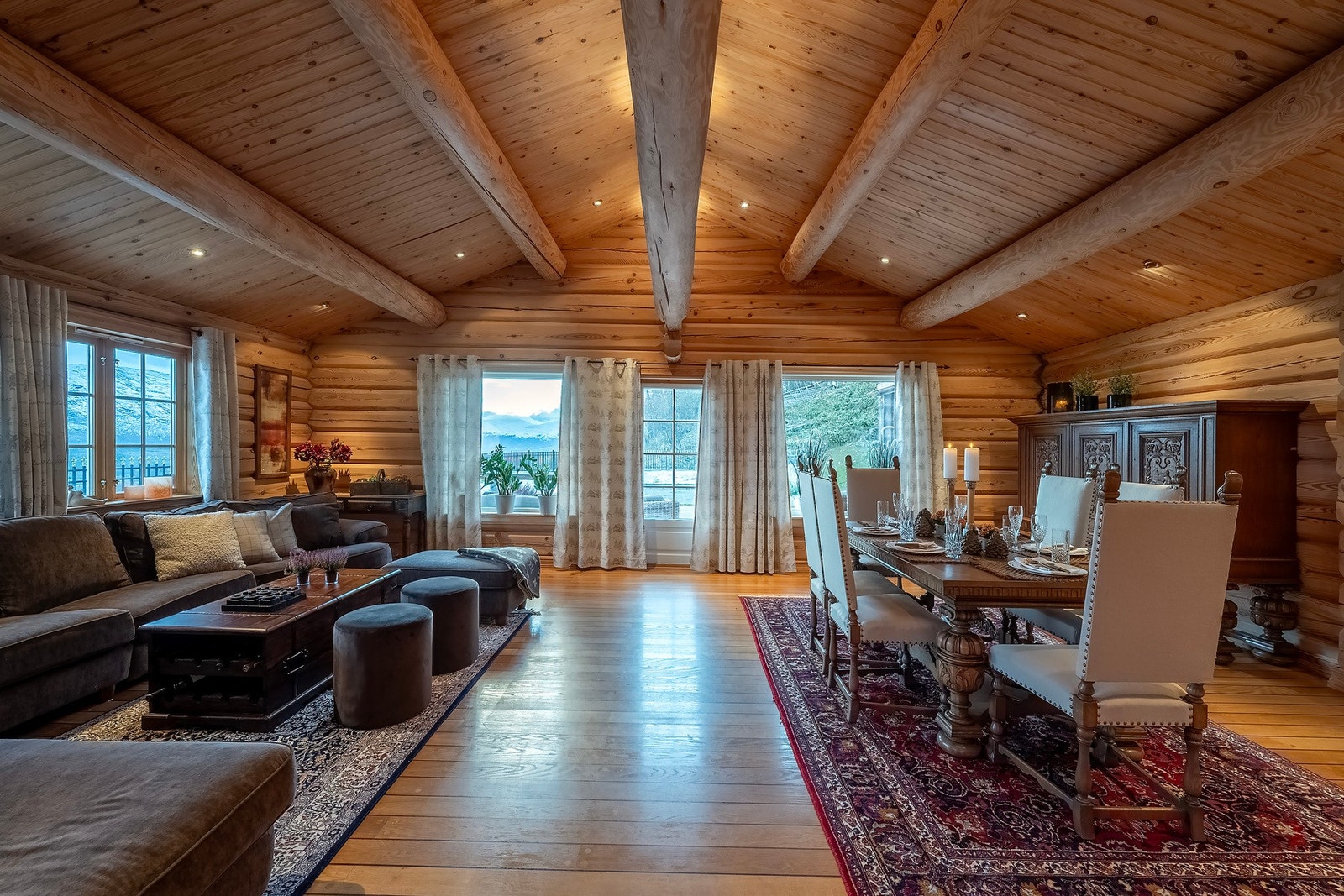 Lys og åpen stue mot hagen på 37,7 kvm. Galleribilde