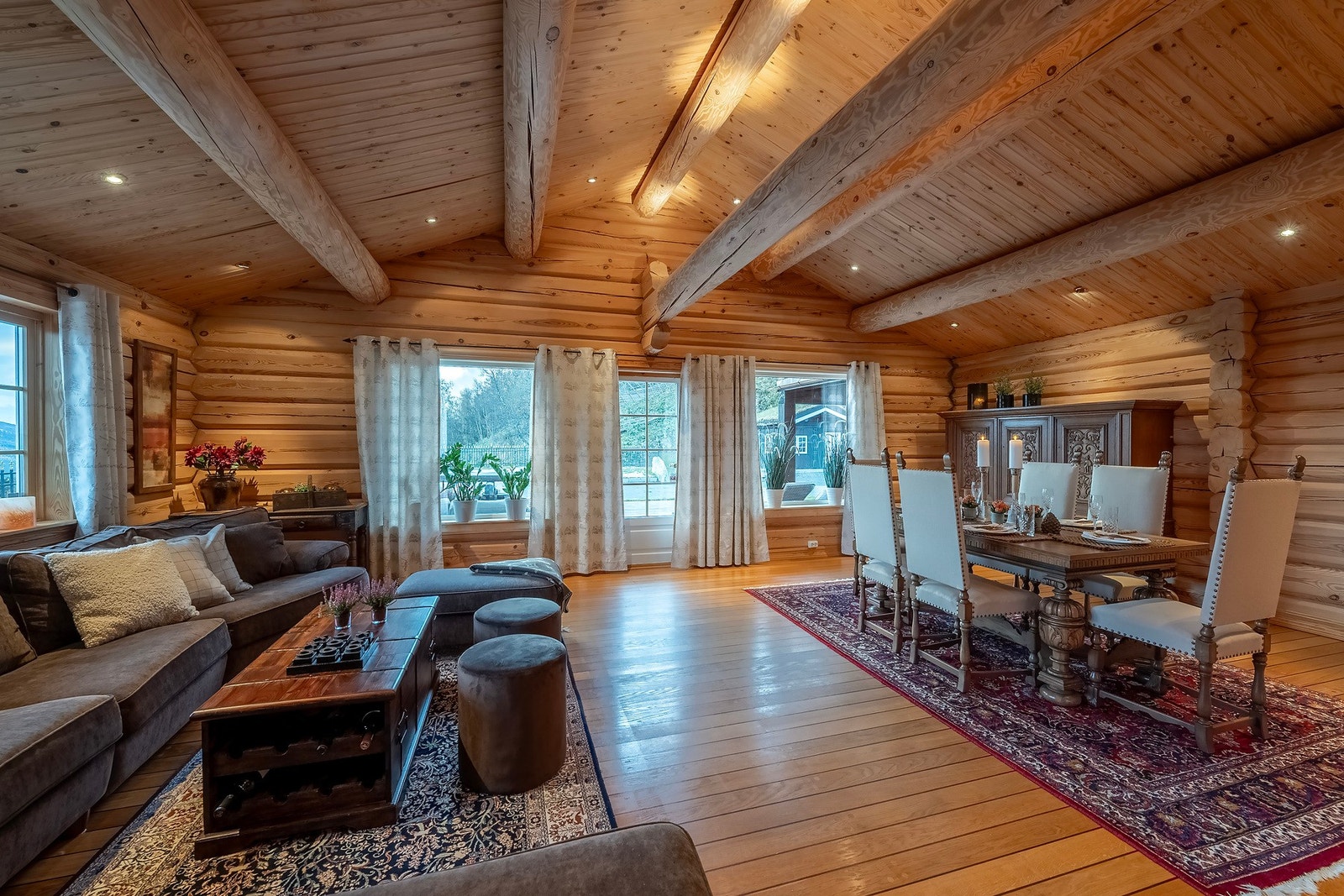 De store vindusoverflatene og den gode takhøyden gir rommet en luftig og romslig følelse. Galleribilde