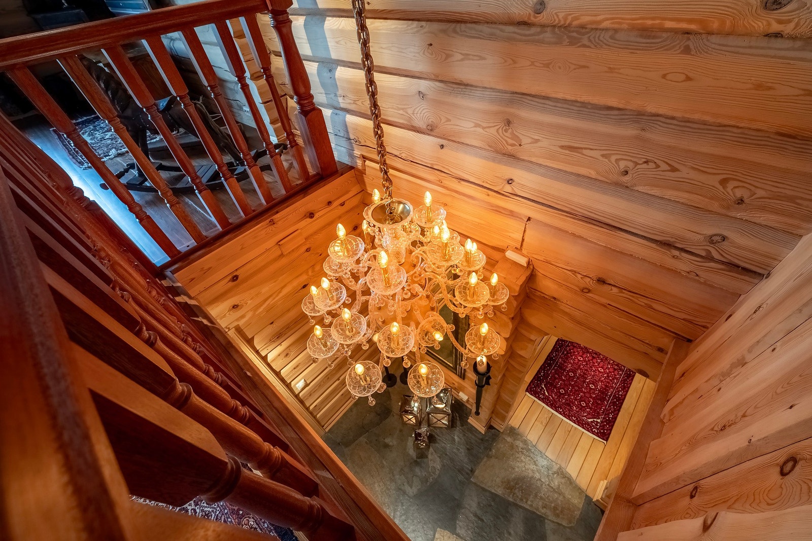 Det er åpent fra stuen i 2.etasje og ned. Galleribilde