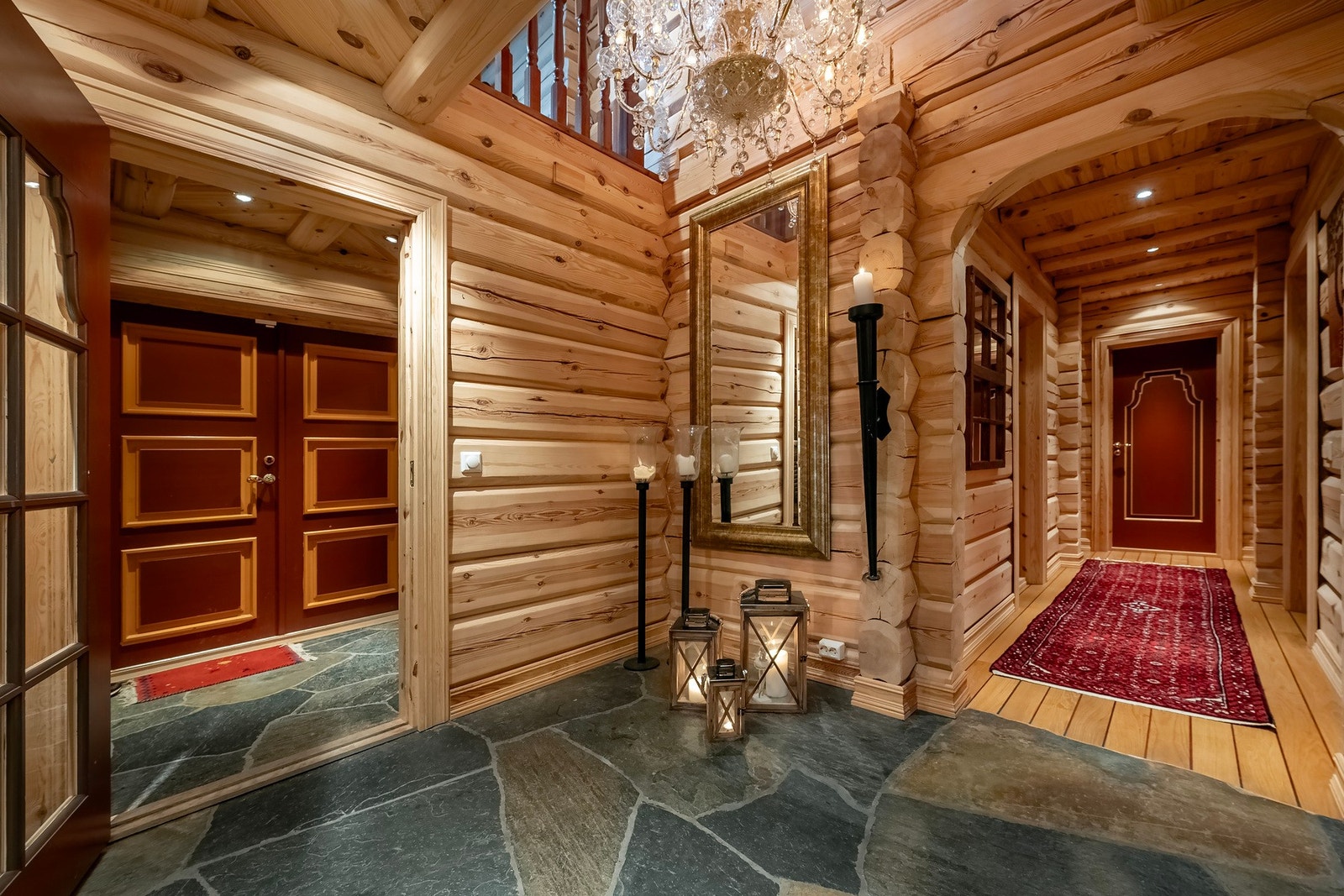 Både i hall og entré er det lagt skifergulv. Galleribilde