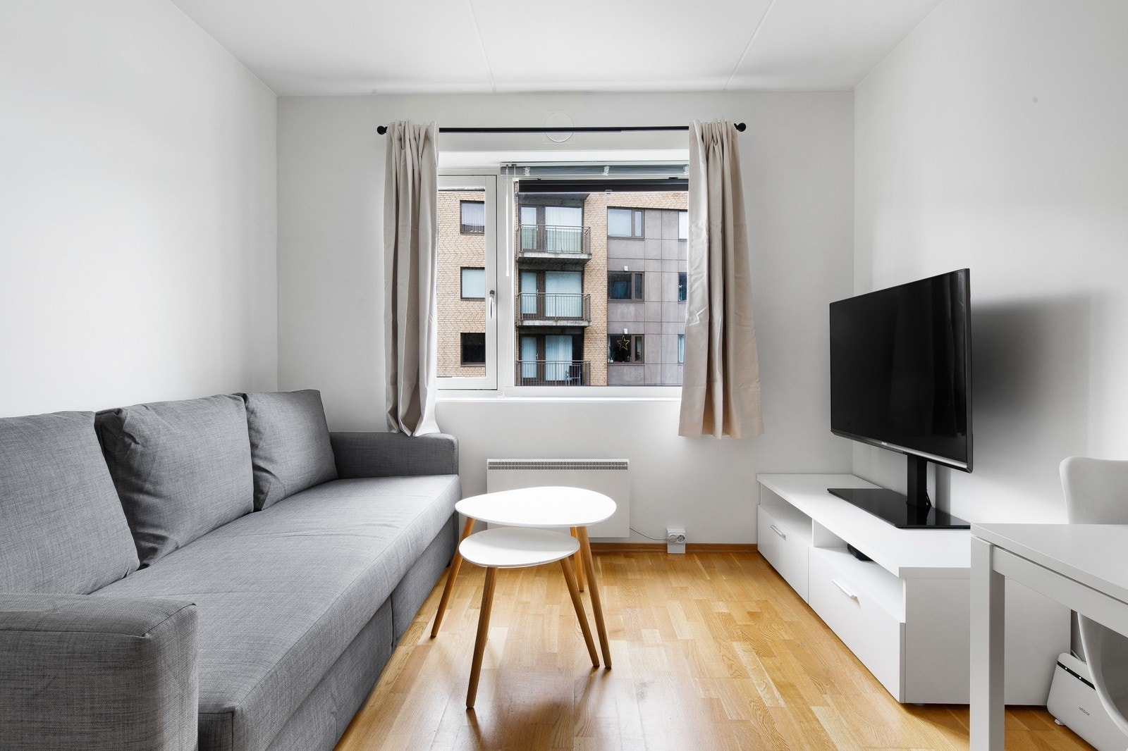 Stuen har en praktisk sovesofa Galleribilde