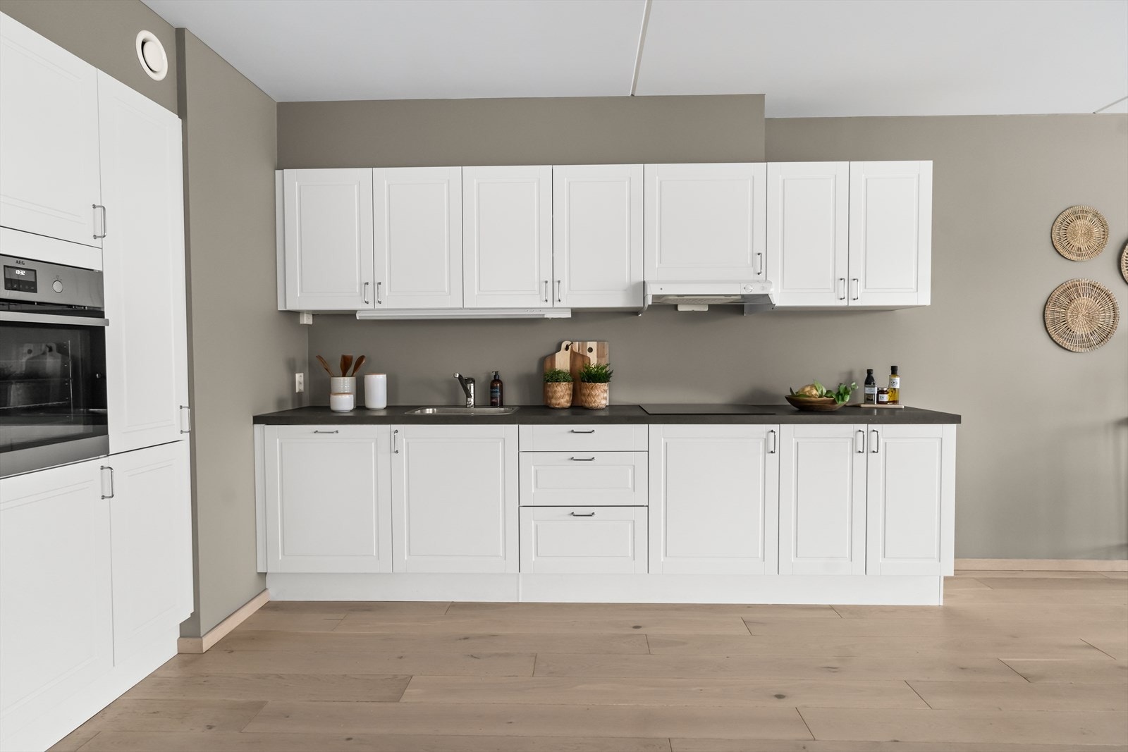 Integrerte hvitevarer som kjøleskap med frysedel, stekeovn, platetopp og oppvaskmaskin. Galleribilde