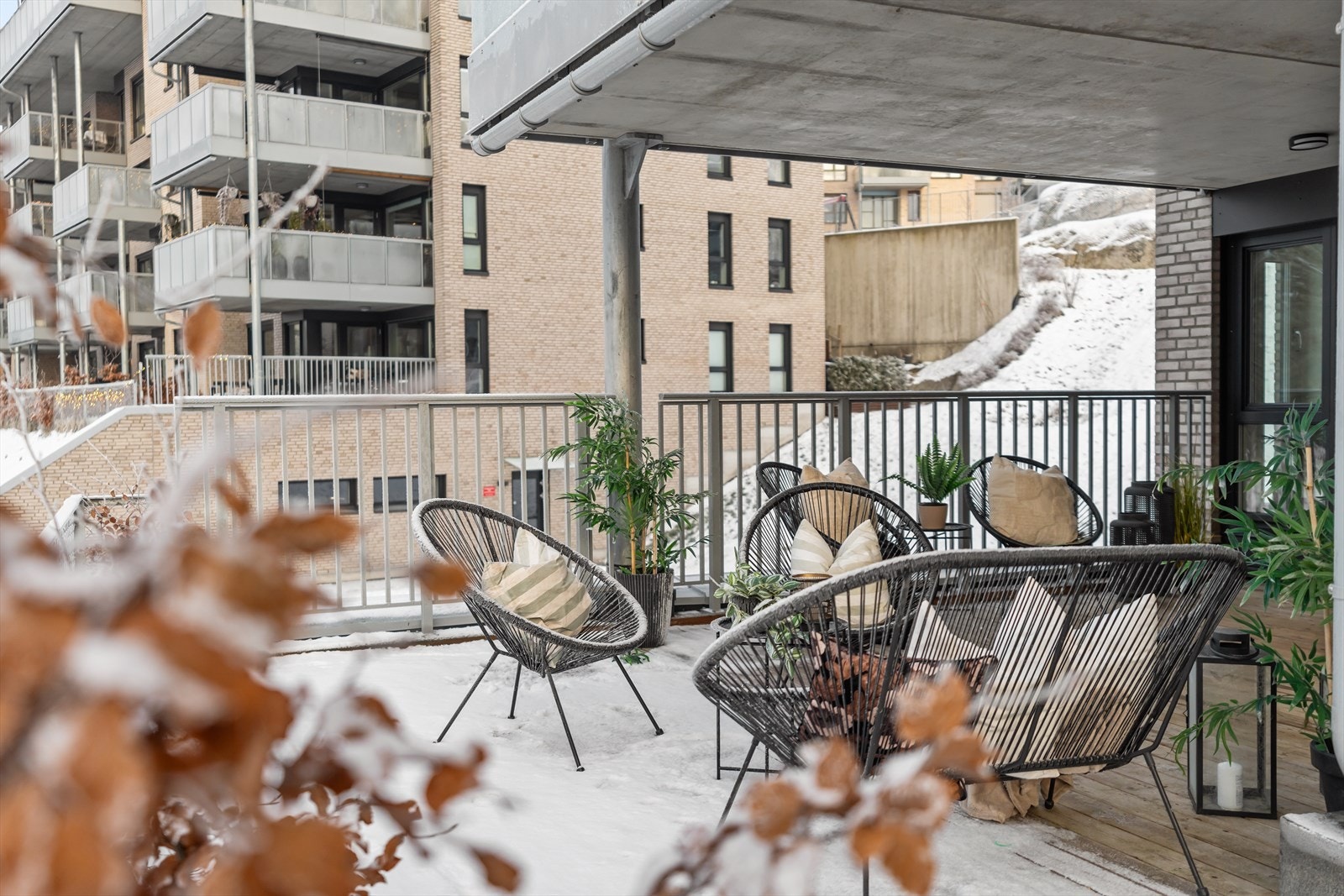 På tross av å ligge i første etasje, ligger leiligheten høyt i terrenget. Galleribilde