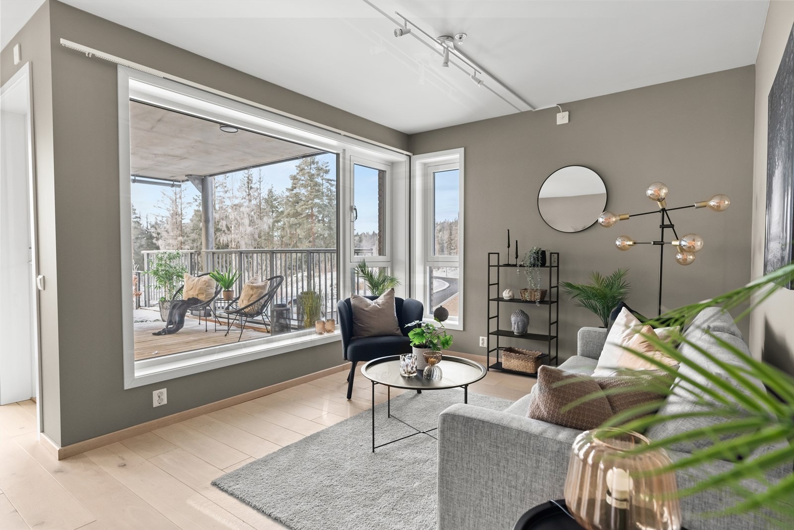 Parkett på gulv og nymalte vegger. Galleribilde