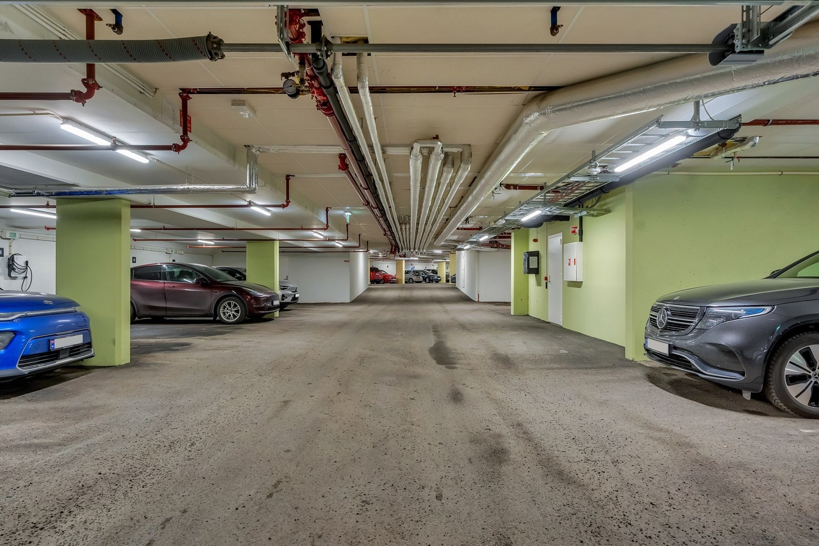 Parkering på plass nr. 16 i felles garasjeanlegg. Mulighet for elbillader. Galleribilde