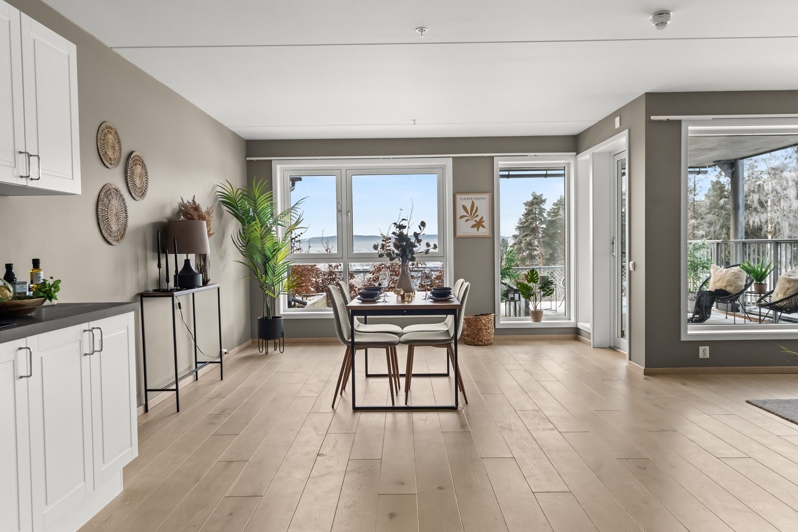 Store vindusflater og godt med lys. Galleribilde