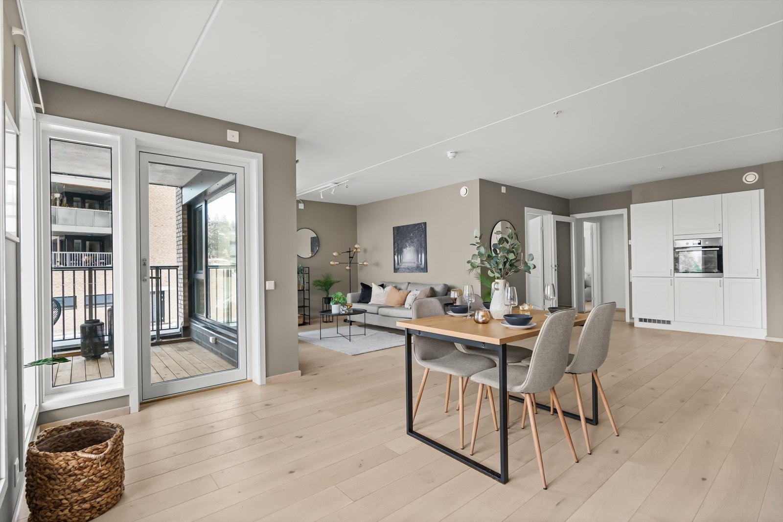 Kjøkkenet gjør seg pent inn i resten av rommet. Galleribilde