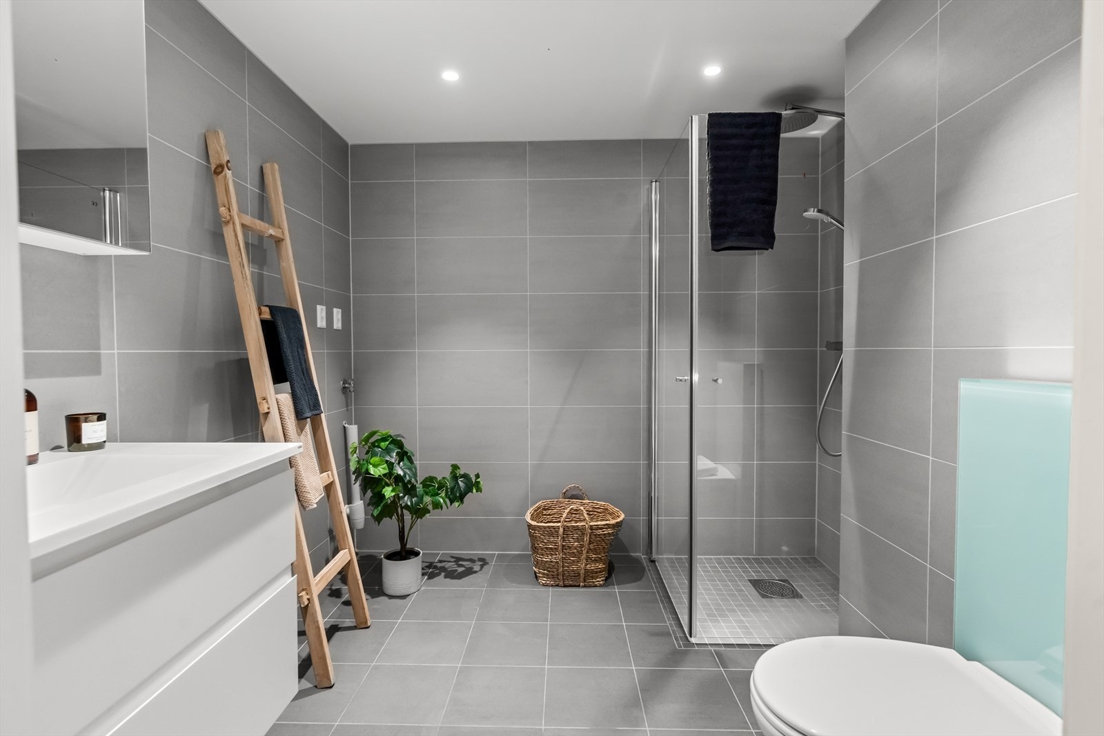 Flott baderom med gulvvarme og downlights. Galleribilde