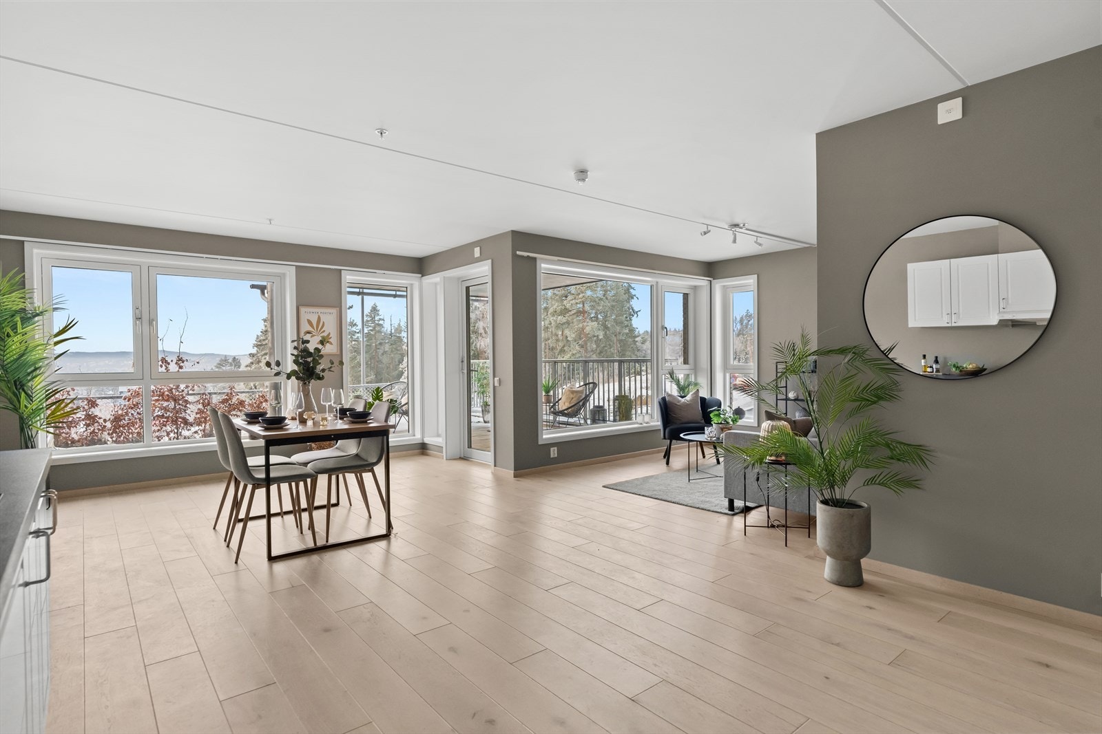 Stort oppholdsrom med god plass til å møblere. Galleribilde