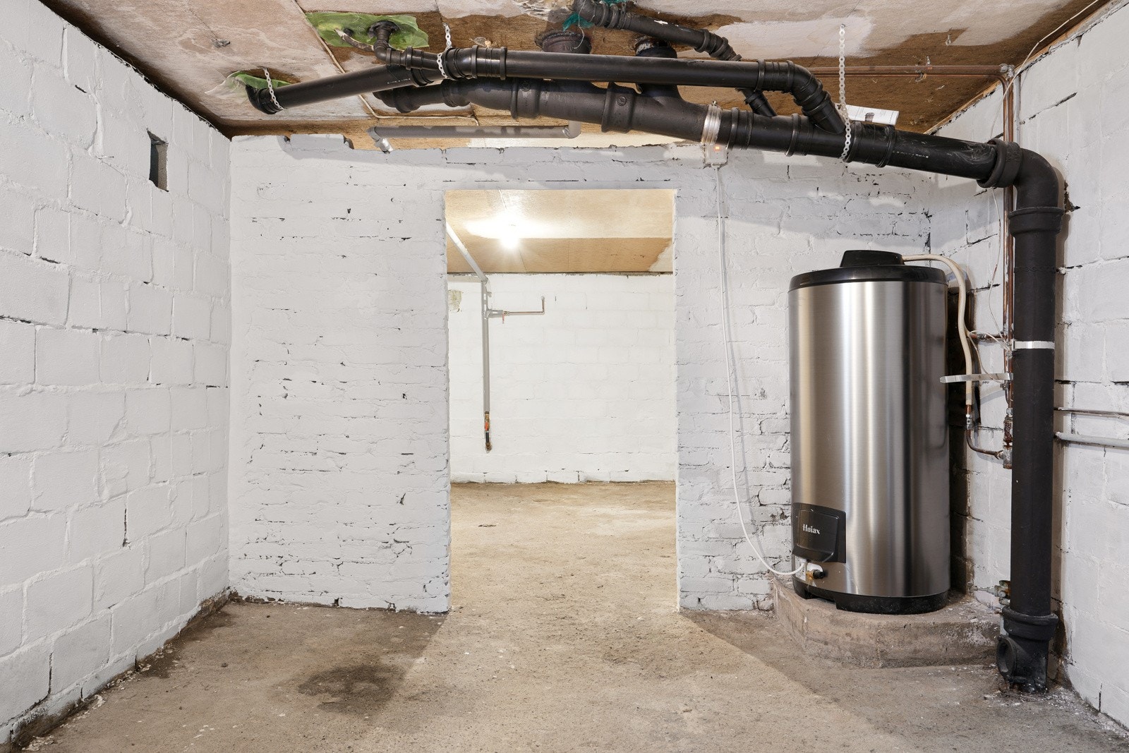 Her finnes en nyere varmtvannstank, og uante muligheter for utvidelse av boligens areal. Galleribilde