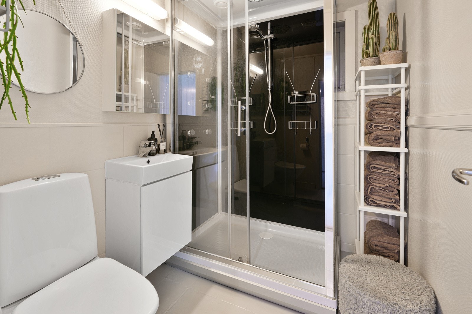 Badet er holdt i moderne fargepaletter og er smart planløst. Galleribilde