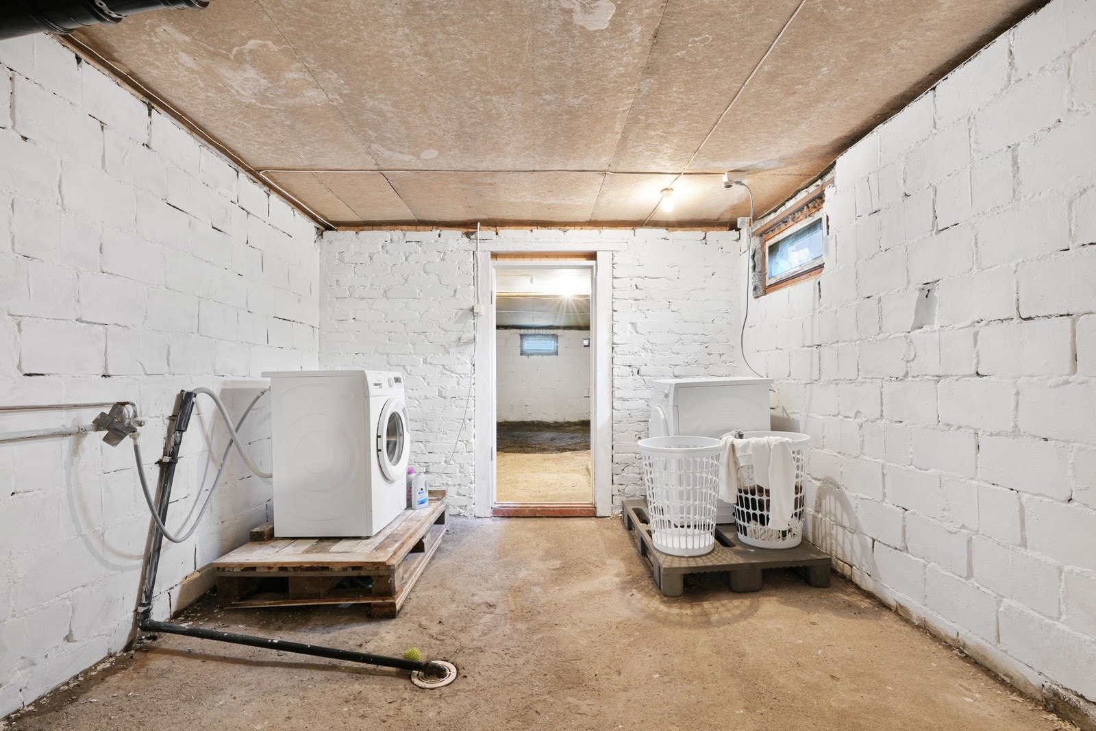 Vaskerommet finner du her, men det kan flyttes opp om badet oppe blir renovert. Man har da alt man trenger på ett plan i boligen. Galleribilde
