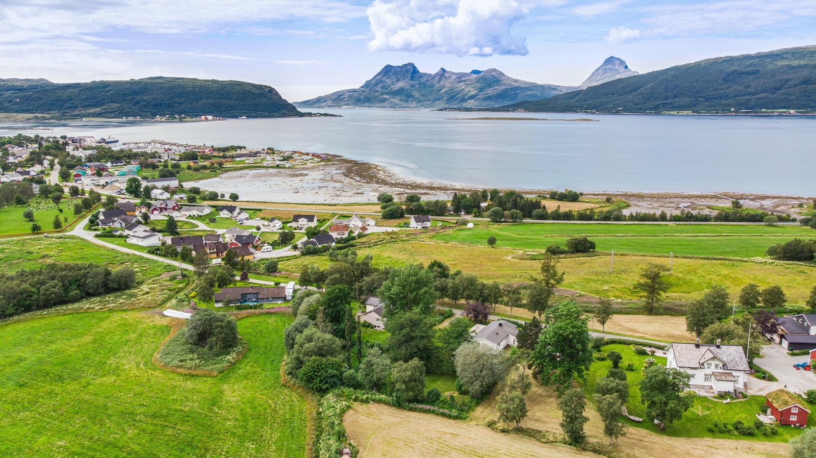 Nesna har et perfekt utgangspunkt for den som liker å nyte nature, enten det være på vannet eller i fjellet. Galleribilde