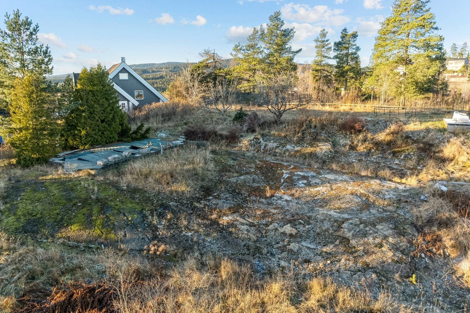 De den øverste delen av tomten har to flatere områder. Galleribilde