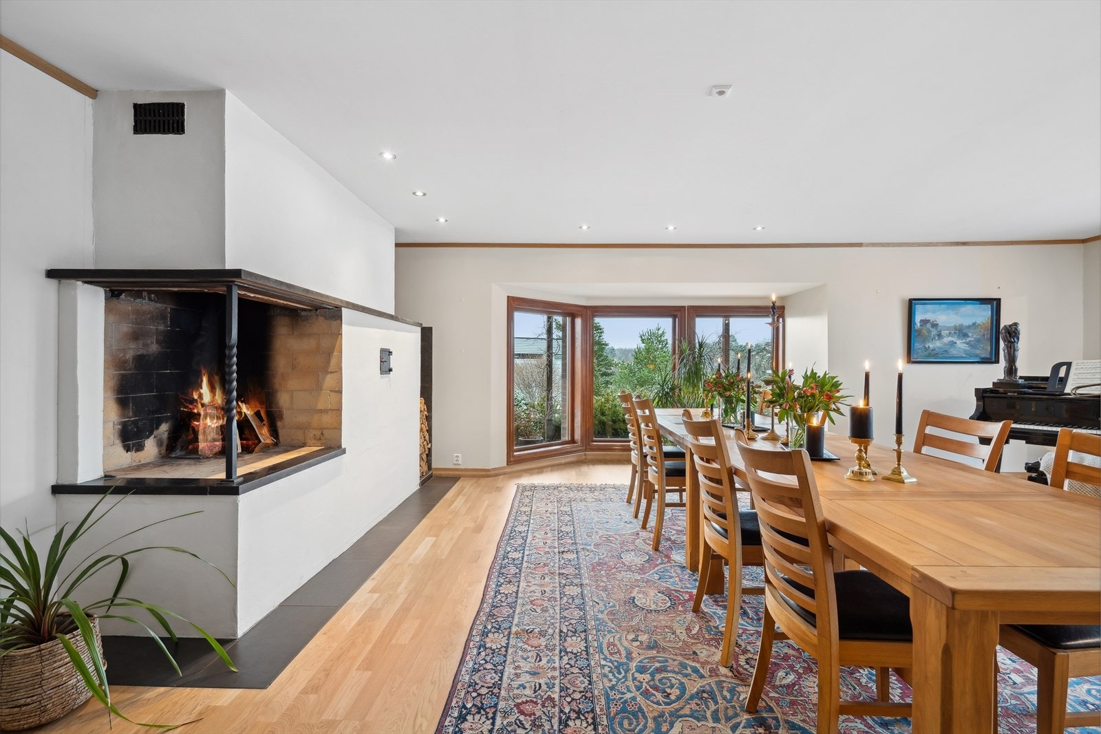 Hovedstue er stor med flott peis. Betydelig oppgradert 2024. Galleribilde