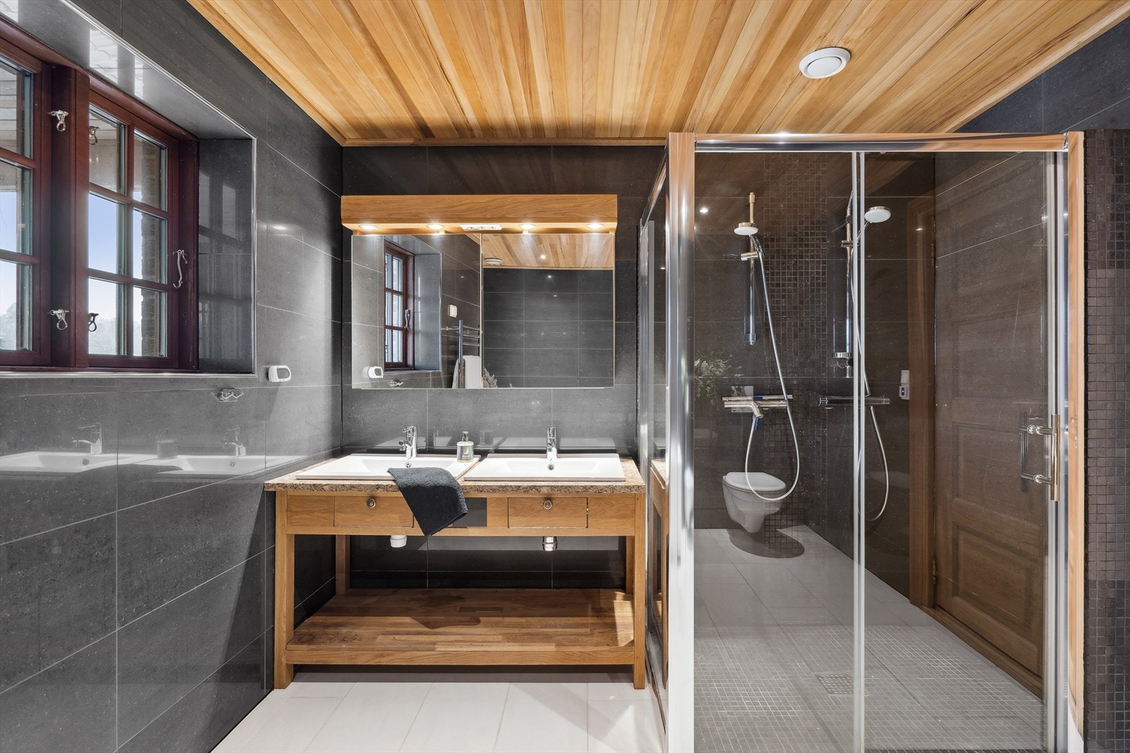 Baderom i tilknytning til hovedsoverom Galleribilde