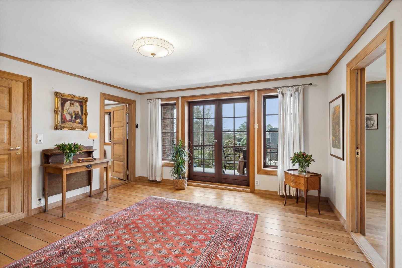 Gang er stor med utgang til balkong med morgensol. Galleribilde