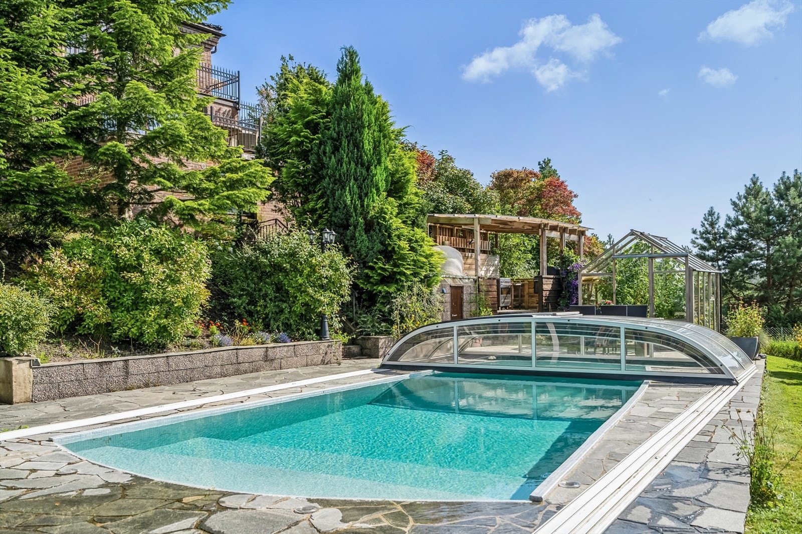 Svømmebasseng i hagen trenger oppgradering men er en nydelig usjenert plass. Galleribilde