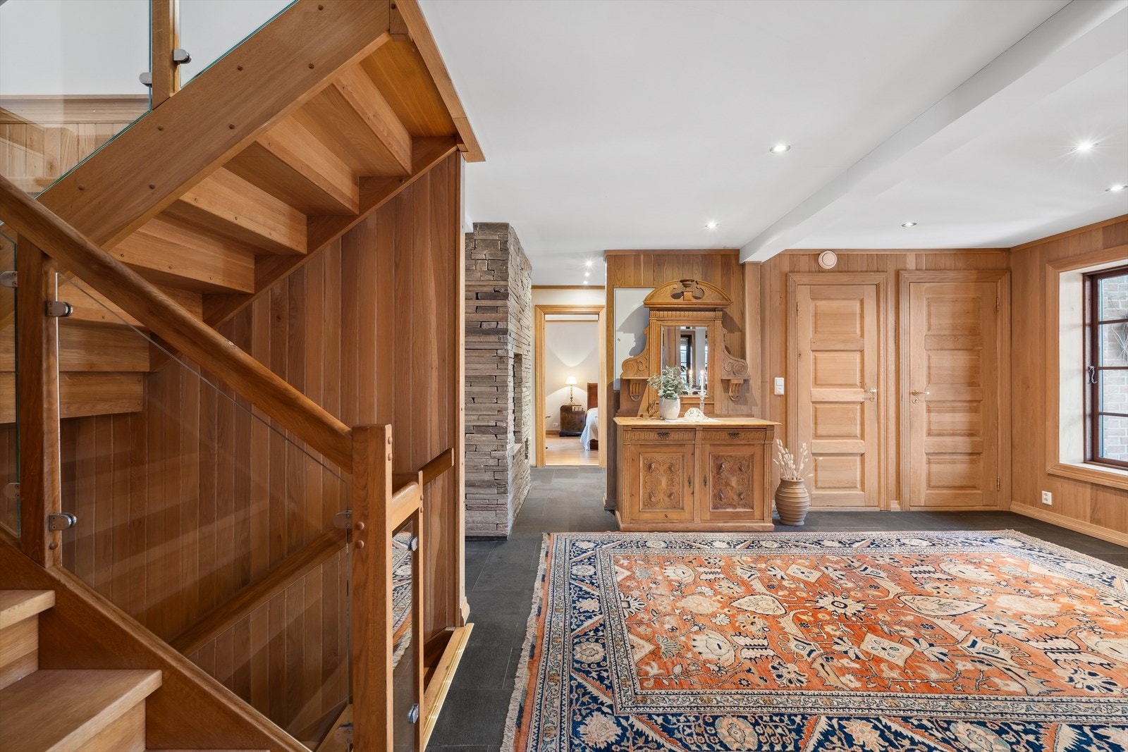 Nydelig entre/hall med eksklusiv materialbruk Galleribilde