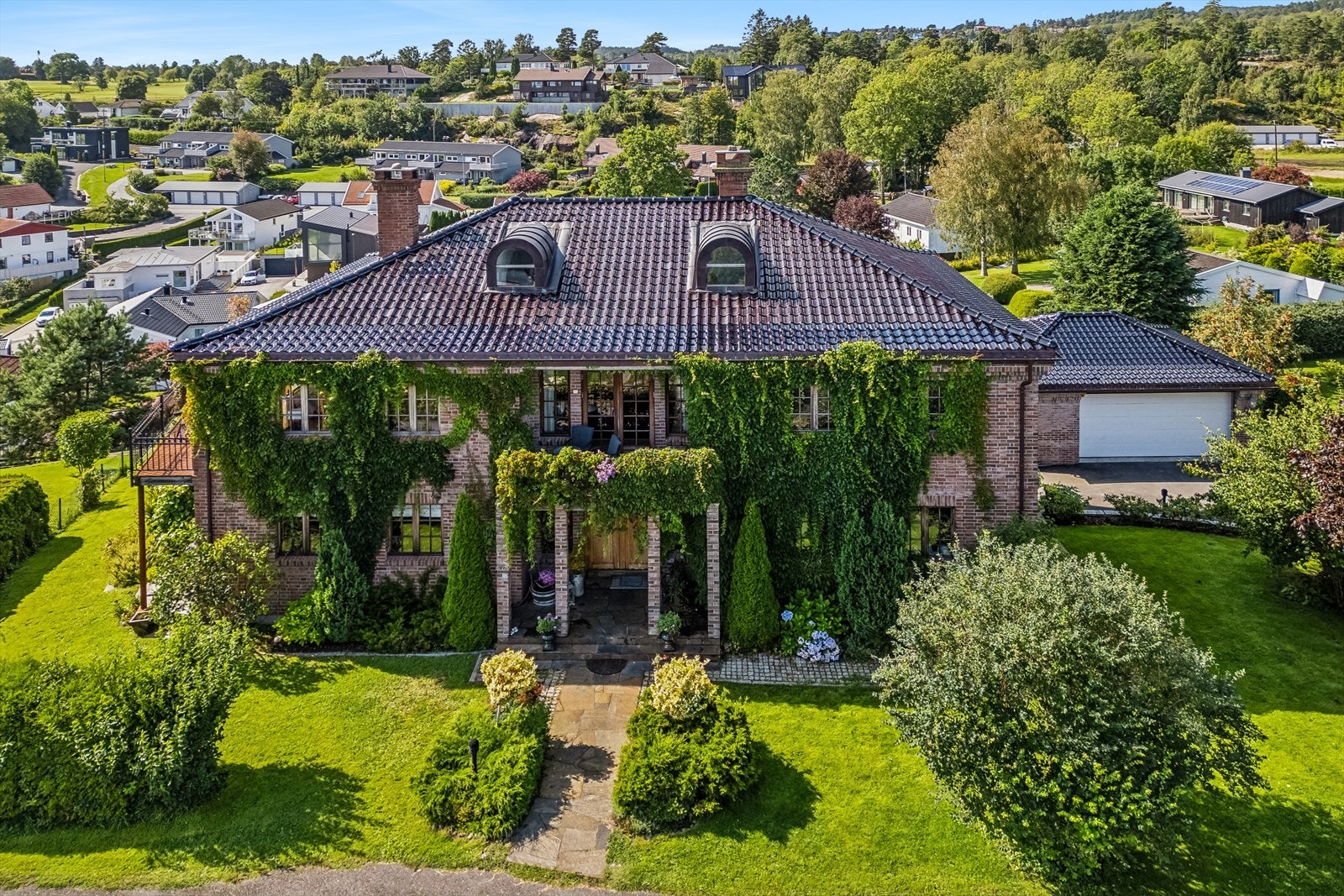 Bilde av fasaden tatt en nydelig sommerdag. Galleribilde