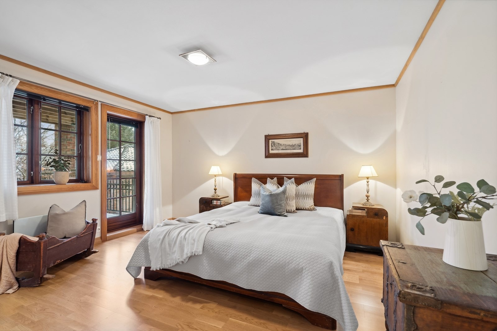 Soverom 1. etg. med utgang stor overbygget balkong. Galleribilde