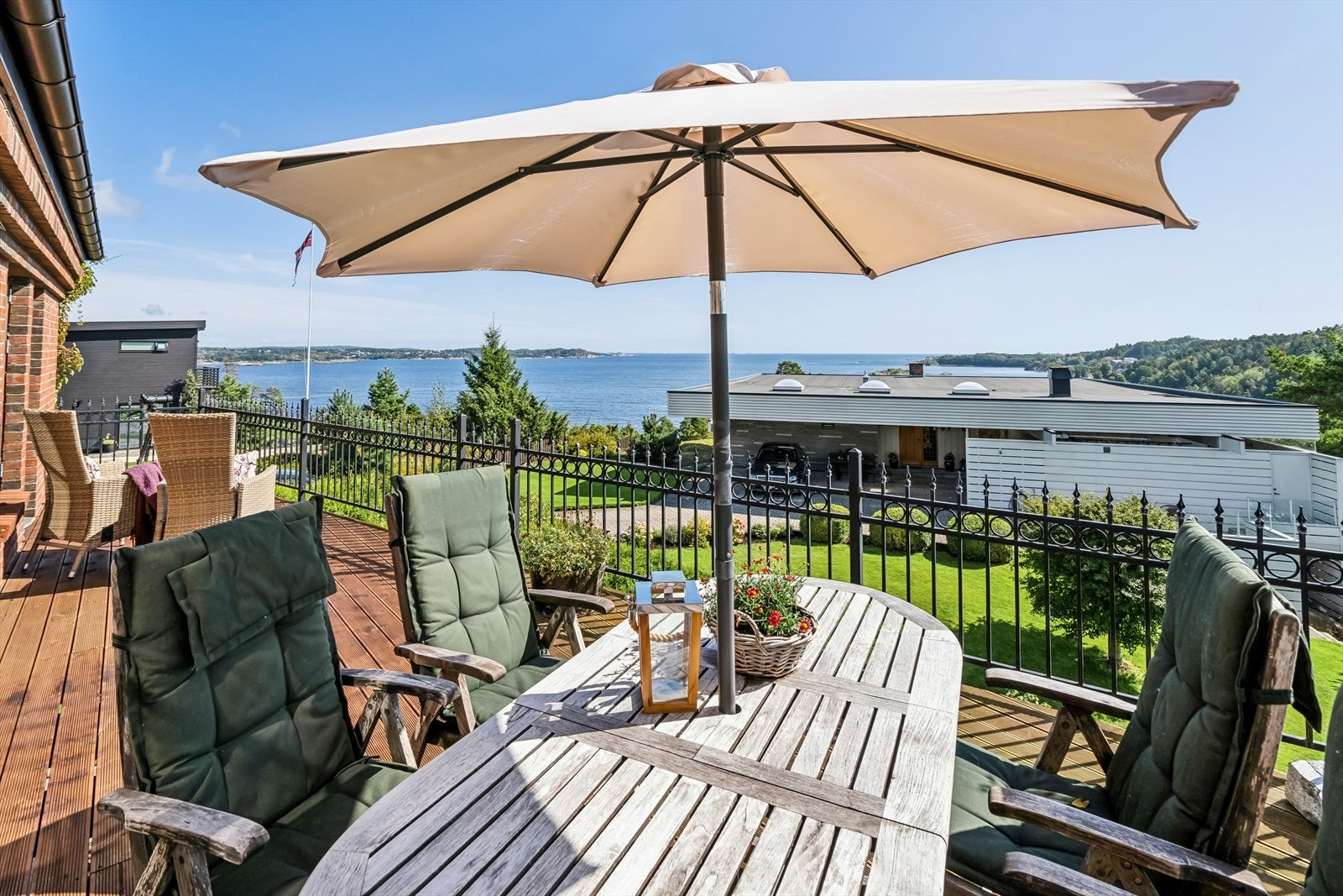 Terrasse med sjøutsikt i 2. etg. Galleribilde