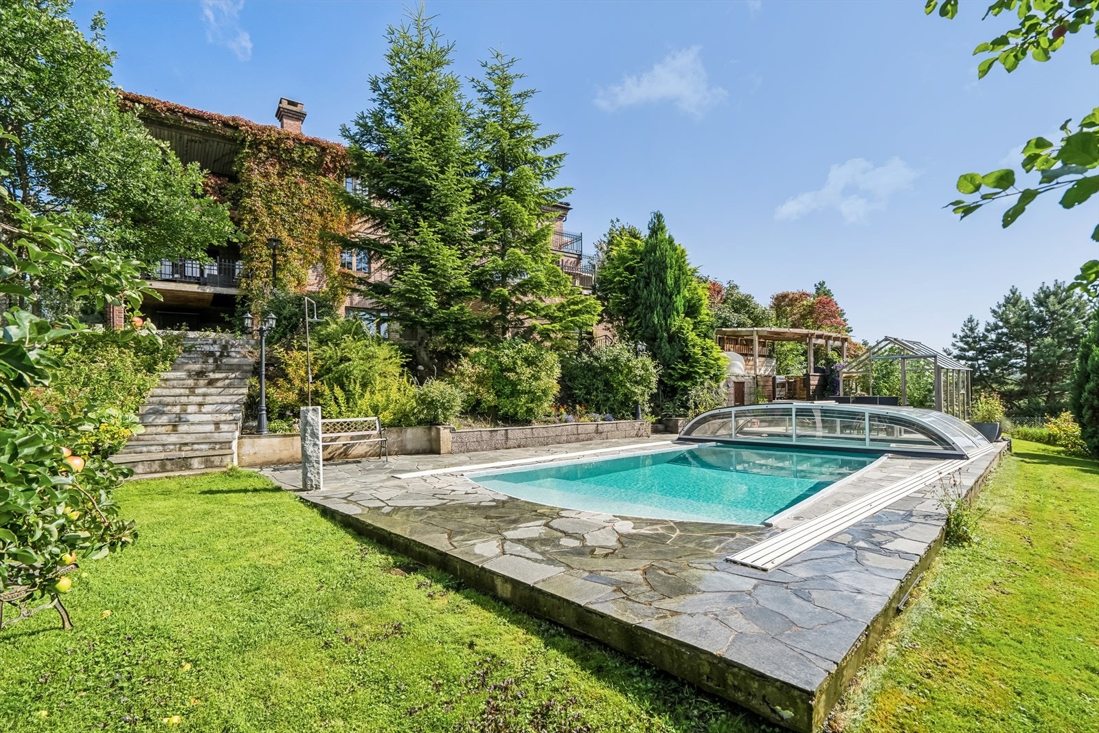 I hagen er det etablert et flott svømmebasseng til glede for familiens store og små. Galleribilde