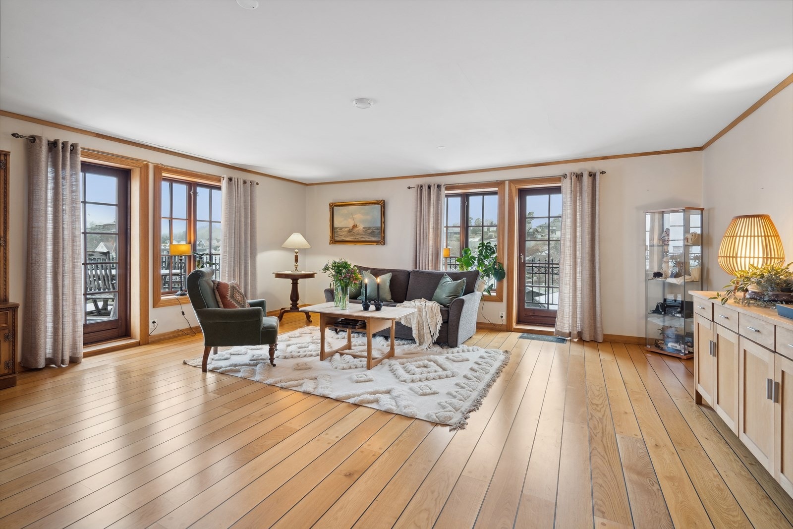 Stue 2. etg. med utgang 2 terrasser. Galleribilde