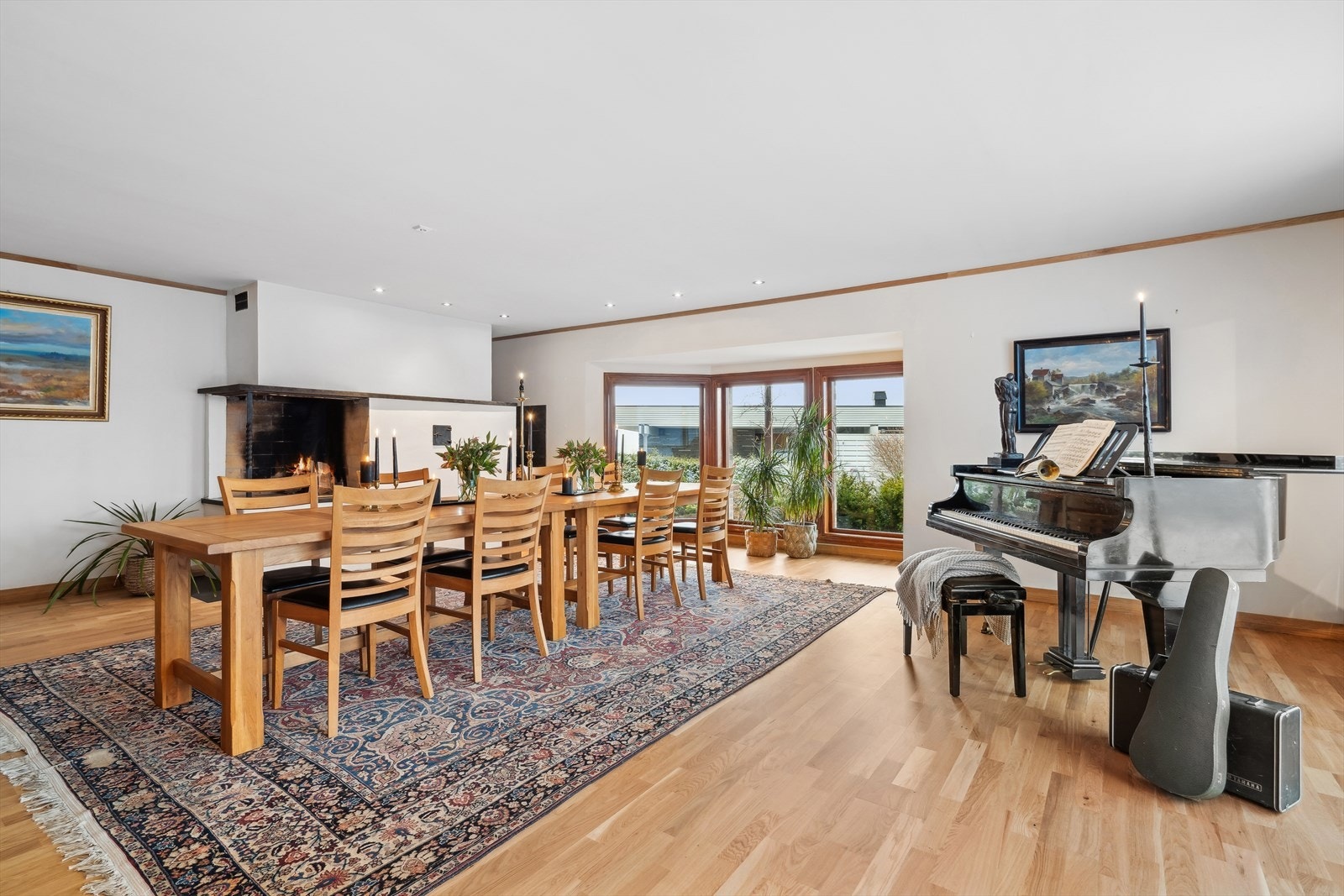 Hovedstue med nye vinduer og nytt gulv. Ny skyvedør til terrasse blir montert medio januar 2025. Galleribilde