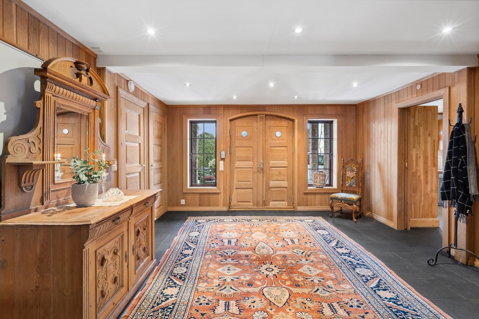 Velkommen inn i en stor og herskapelig entre. Flislagte gulv med varmekabler. Galleribilde