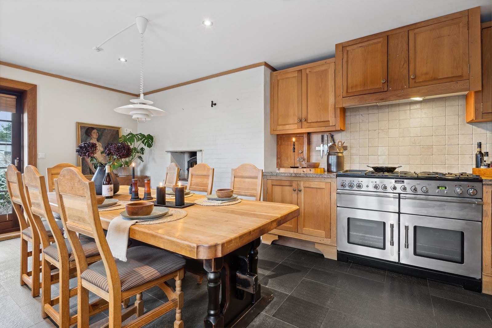 Kjøkken med plassbygget innredning, bakerovn og god spiseplass. Utgang terrasse/hage. Galleribilde