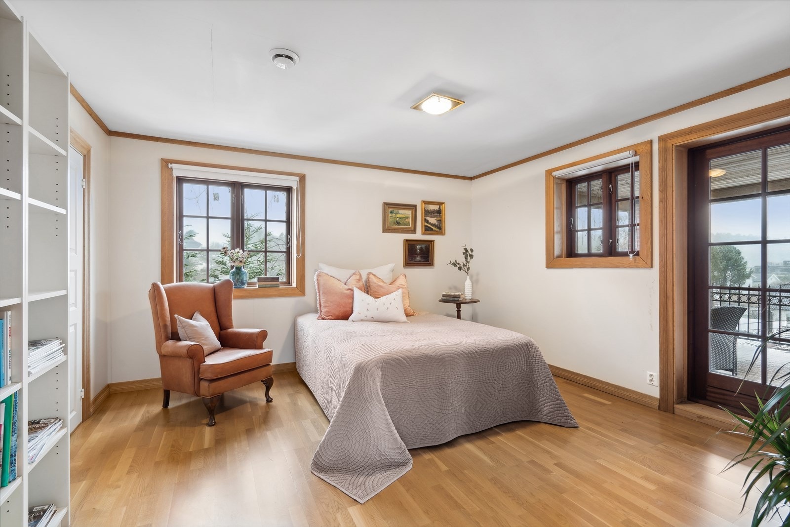 Soverom 2. etg. med eget garderoberom og utgang terrasse. Galleribilde