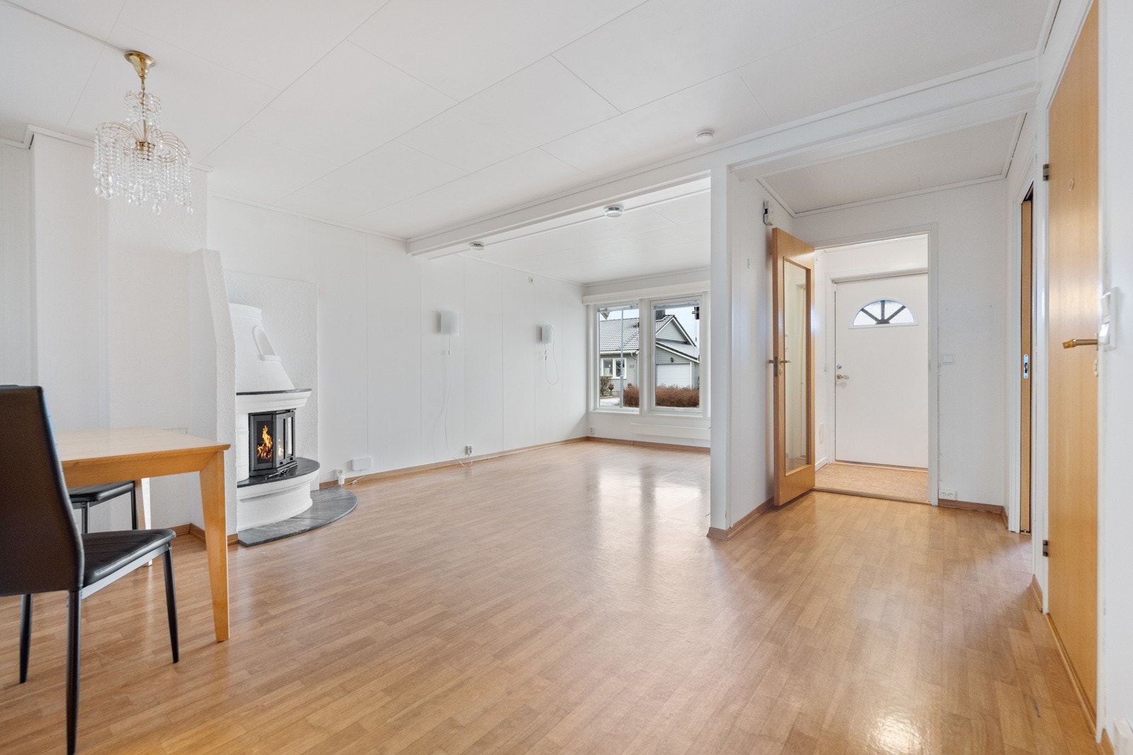 De fleste overflater i boligen er lyse, og stuen slipper inn rikelig med dagslys Galleribilde