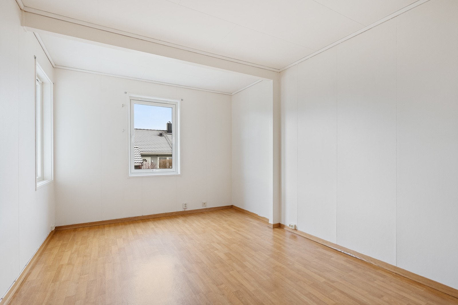 Hovedsoverommet har god plass til dobbeltseng og nattbord Galleribilde