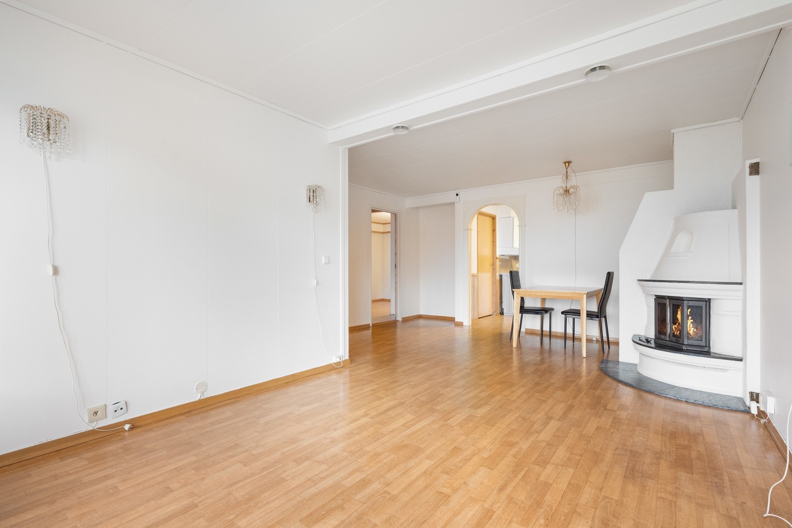 Spisestuen har god plass til langbord, her ligger dermed alt til rette for hyggelige stunder med familie og gode venner Galleribilde