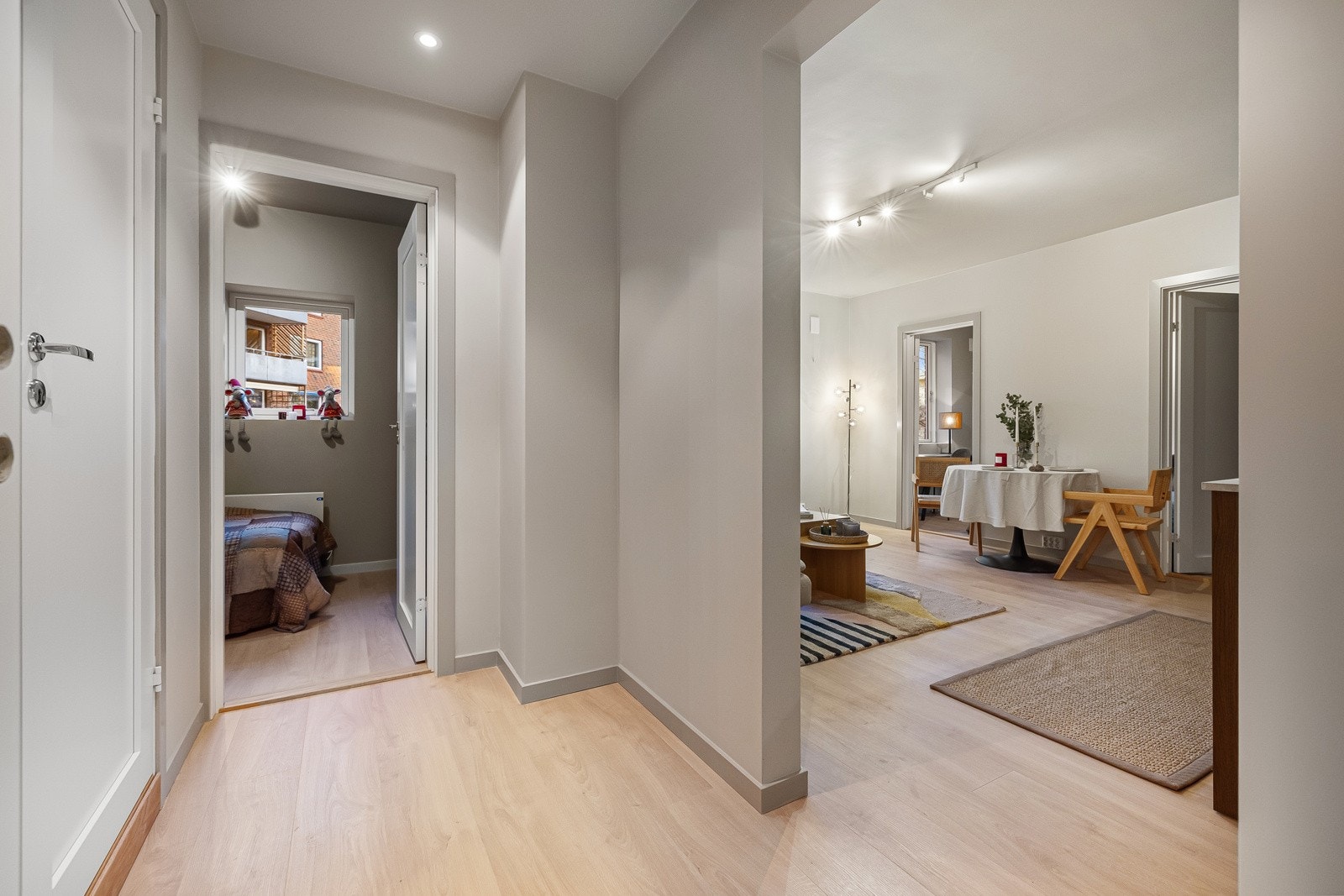 Innbydende inngangsparti med plass til oppbevaring. Galleribilde