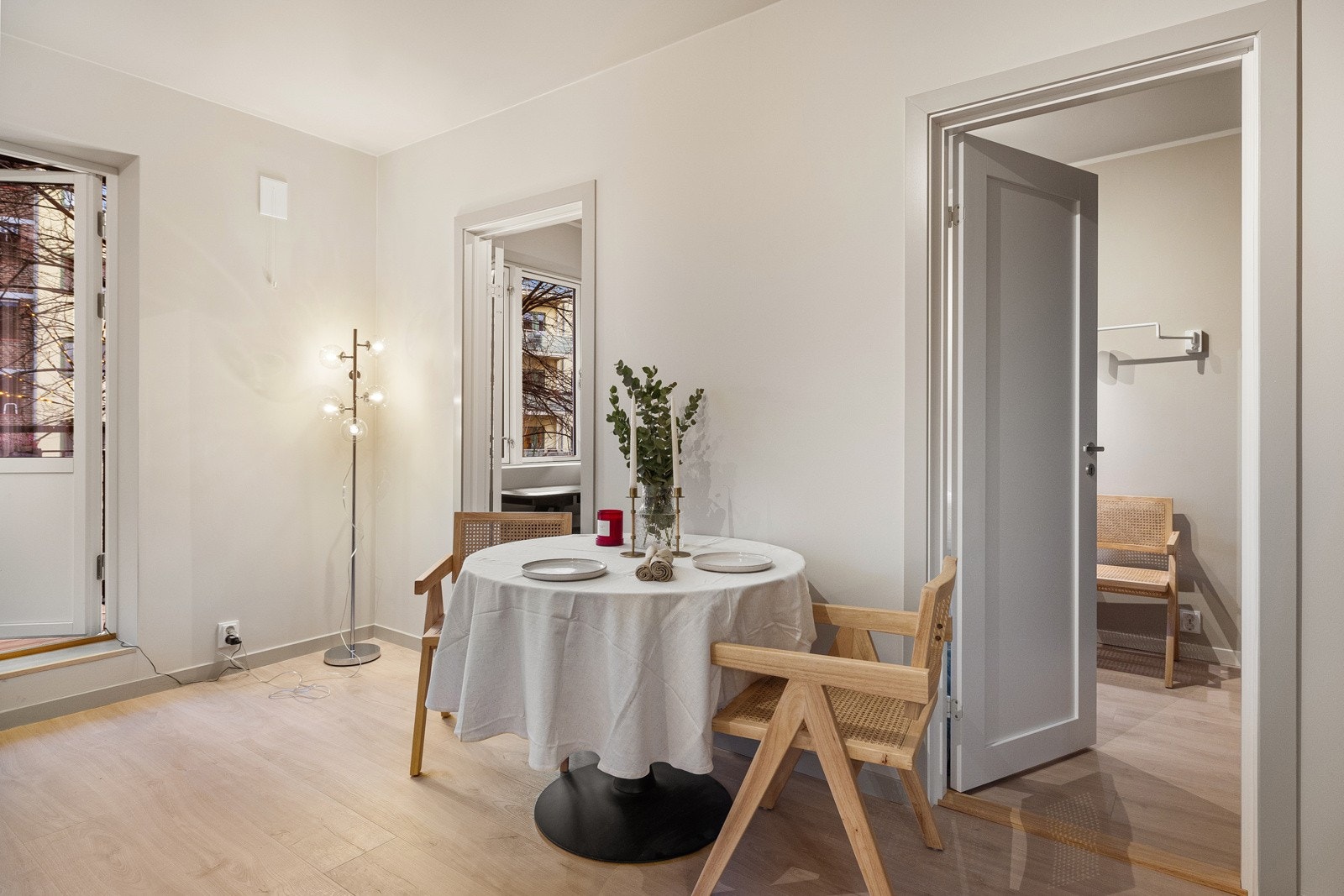 Inngang til begge sider av soverommet fra stuen. Galleribilde