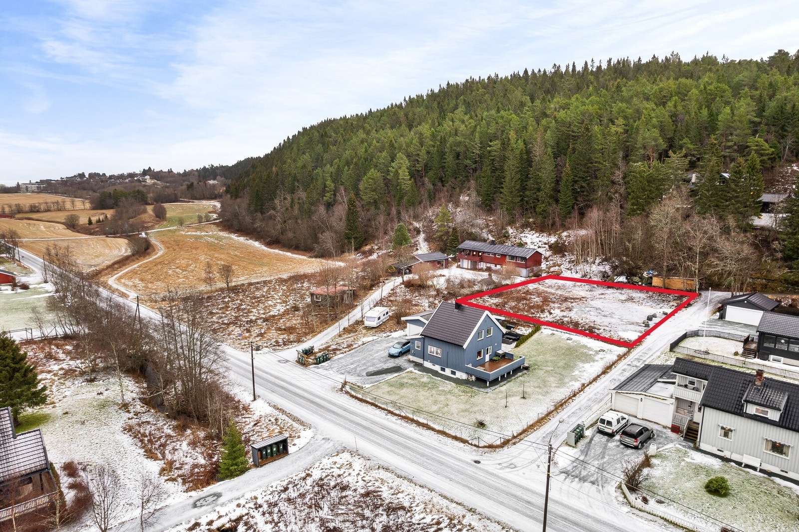 Tomten ligger tilbaketrukket i landlige og rolige omgivelser. Avgrensninger er kun til illustrasjon, avvik kan forekomme. Galleribilde