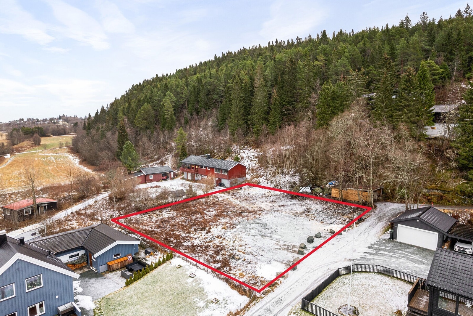 EIendomsMegler1 v/Kristian Sundland Marius Aune Olsen har gleden av å presentere Estenstadsvegen 80 - En romslig tomt på ca. 1.058m². Avgrensninger er kun til illustrasjon, avvik kan forekomme. Galleribilde