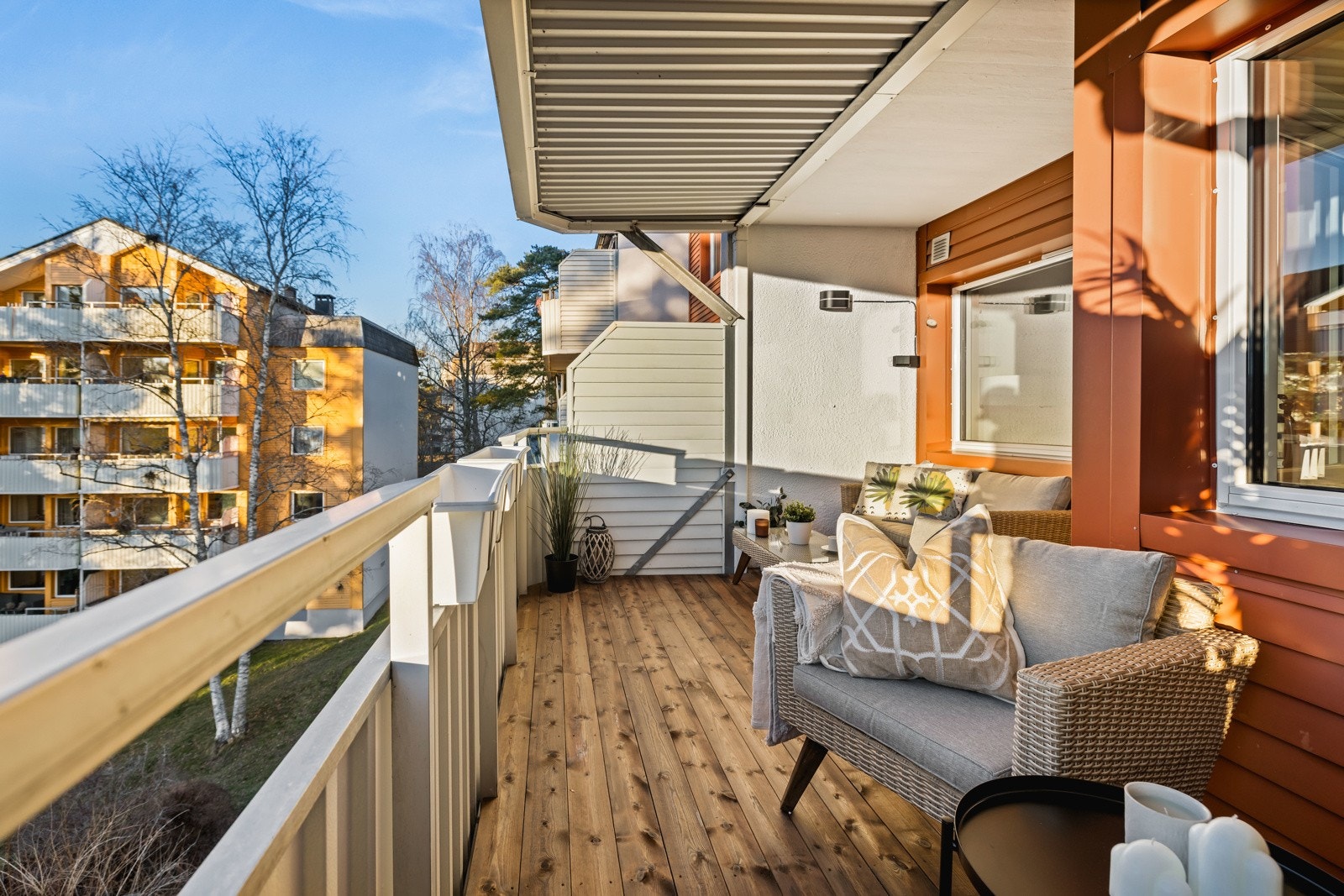 Stor balkong med god plass til møblement og grill Galleribilde