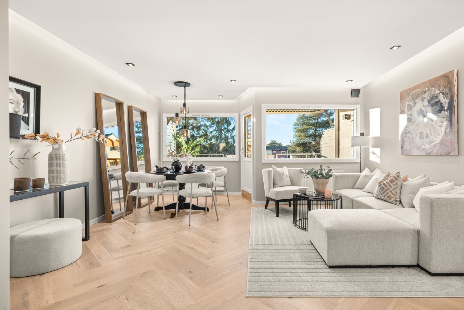 Rålekker og stilren 3-roms leilighet i 3.etasje med super beliggenhet på populære Oppsal Galleribilde