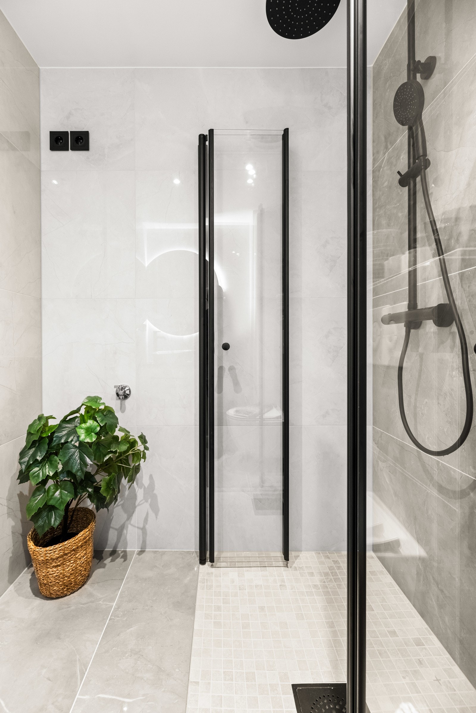 Opplegg og plass til full størrelse vaskemaskin og tørketrommel Galleribilde